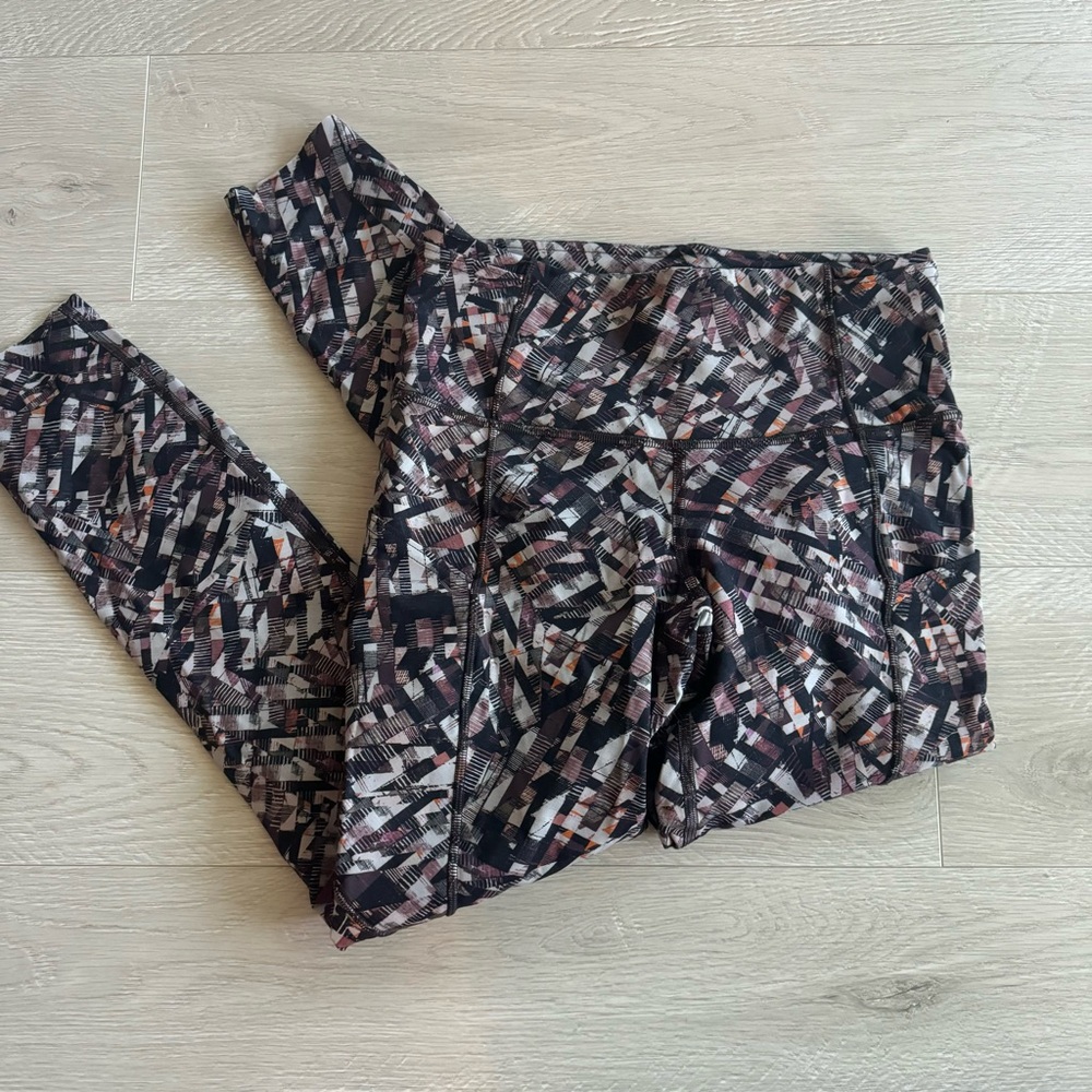 Lululemon Leggings - Wunder Under with Pockets - Size 4